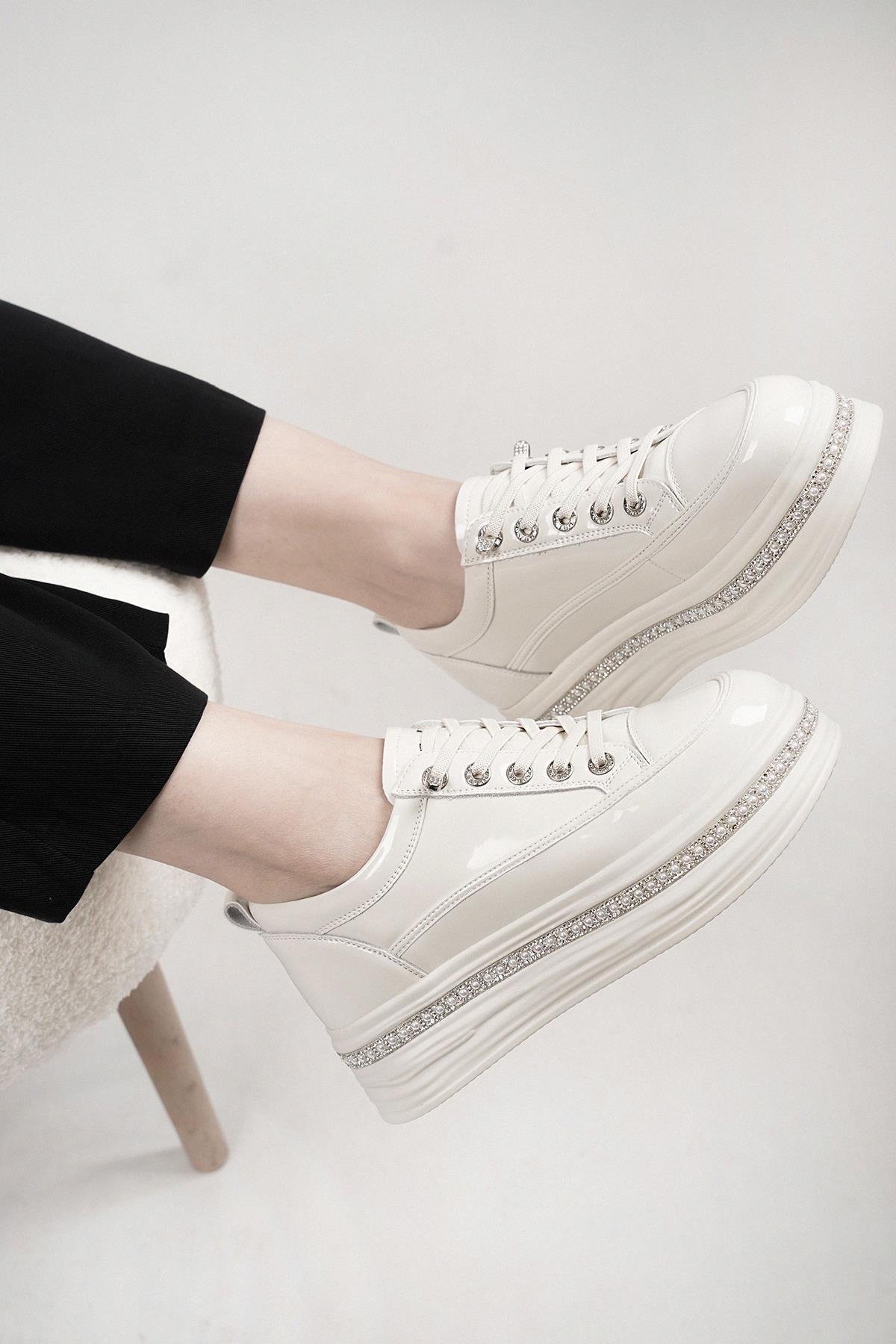 LONA GUJA İTHAL ÖZEL SERİ TABAN İNCİ DETAYLI RUGAN KADIN SPOR AYAKKABI BEJ