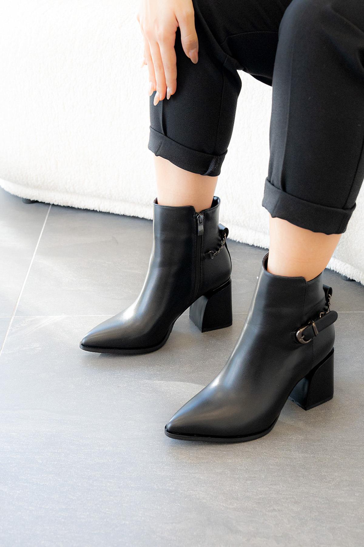 SUNDAY ORİJİNAL KRİSTE BELL İTHAL ARKA ZİNCİR DETAYLI TOPUKLU  KADIN BOT SİYAH