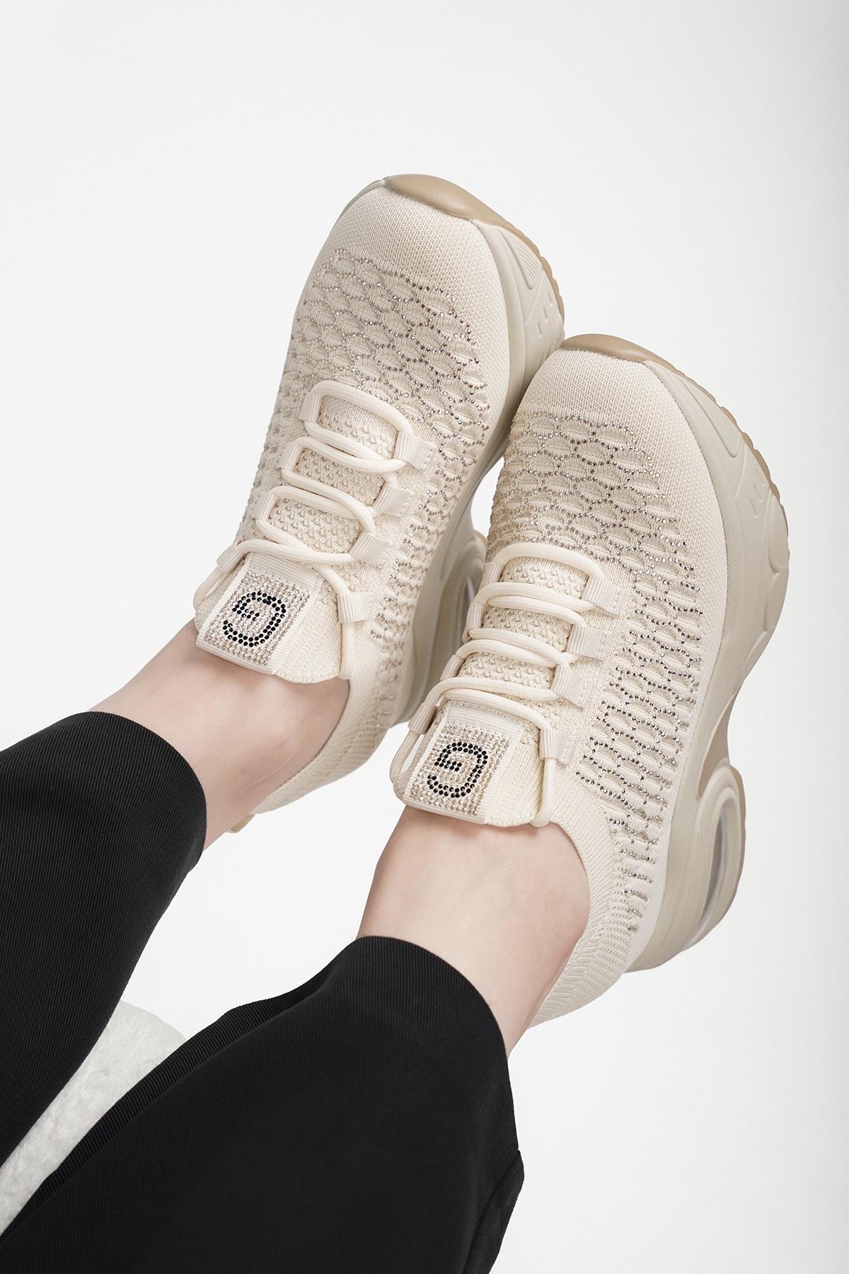 LORETTA GUJA İTHAL ÖZEL SERİ İÇTEN GİZLİ DOLGU TAŞ DETAYLI TRİKO KADIN SPOR AYAKKABI BEJ