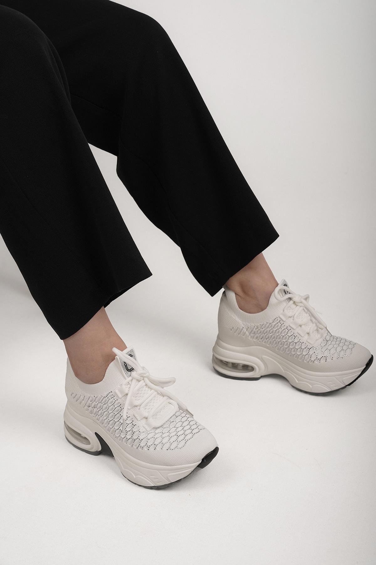 LORETTA GUJA İTHAL ÖZEL SERİ İÇTEN GİZLİ DOLGU TAŞ DETAYLI TRİKO KADIN SPOR AYAKKABI BEYAZ