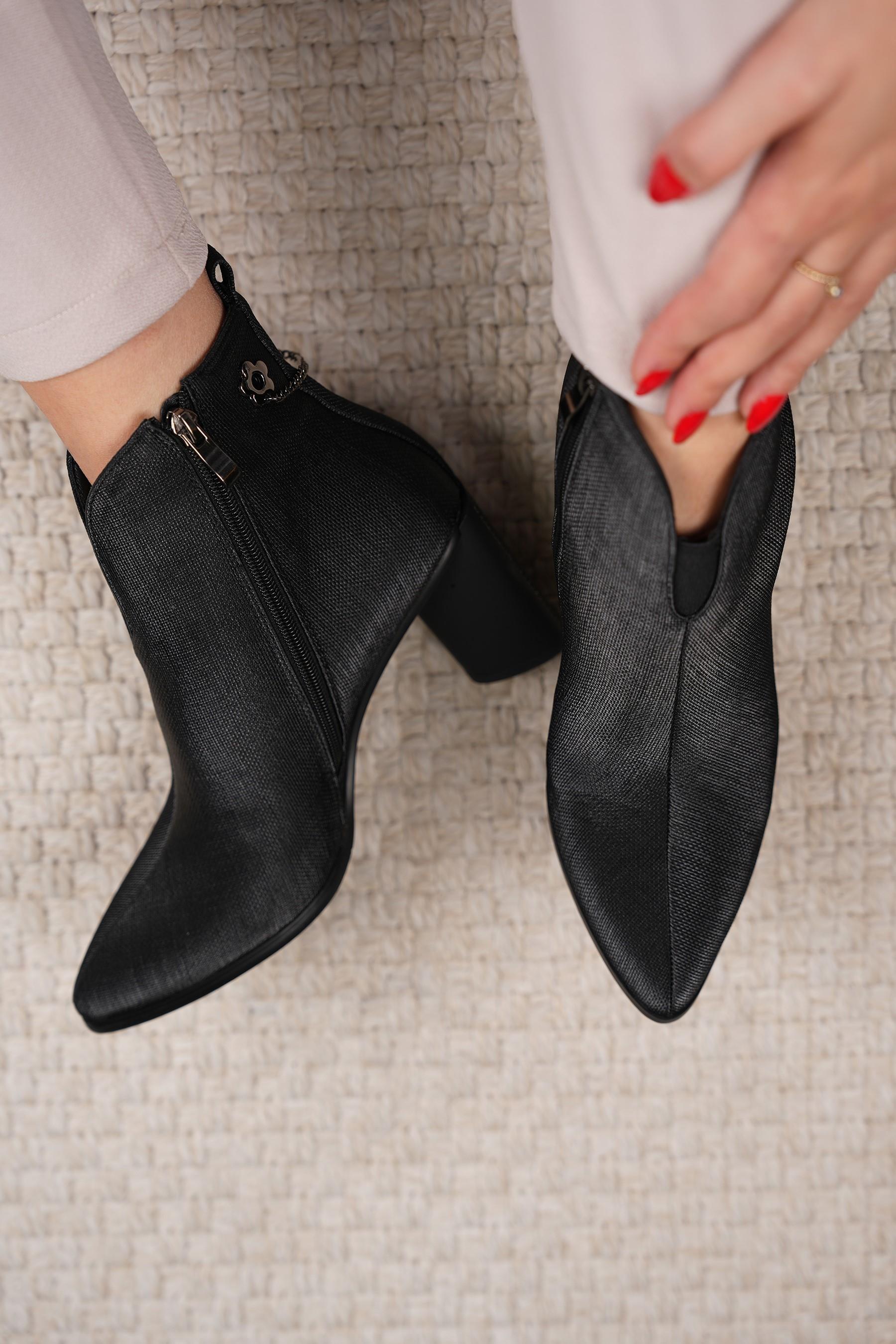 JENİFER GUJA İTHAL TOPUK TAŞ DETAYLI ÖZEL SERİ KADIN BOT SİYAH