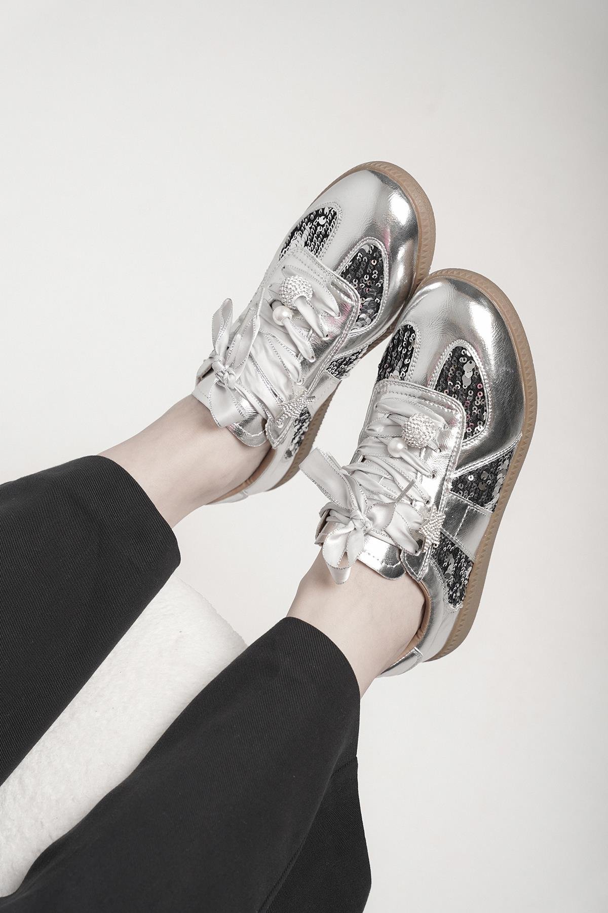 KAMİLA GUJA İTHAL ÖZEL SERİ TAŞ VE PUL DETAYLI KADIN SPOR AYAKKABI GÜMÜŞ