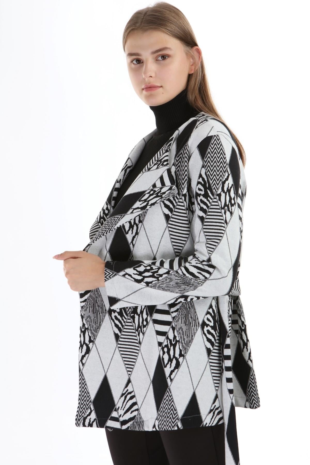 Siyah Beyaz Desenli Örme Hırka