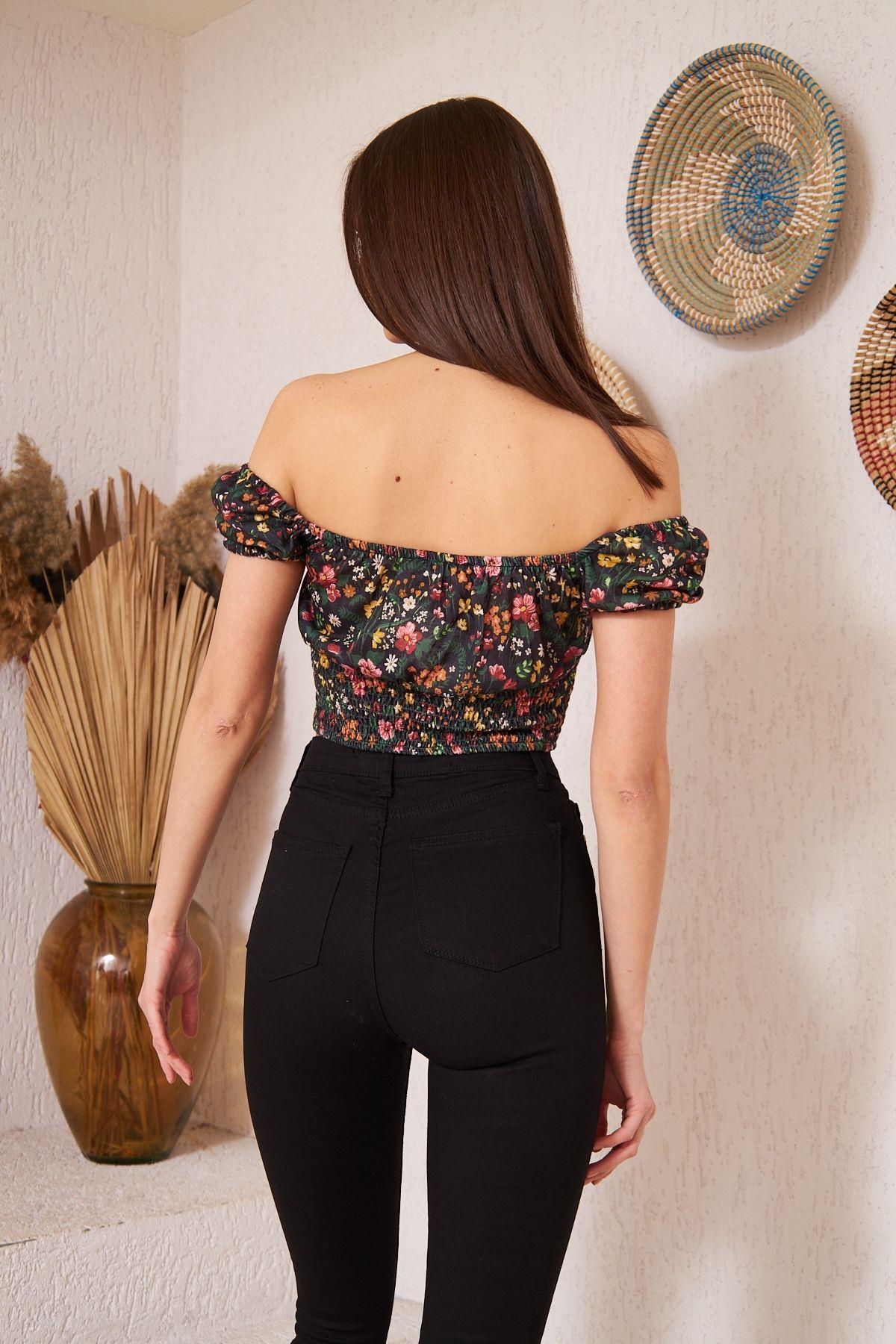 Kadın Siyah Çiçek Desenli Gipe Detaylı Crop Bluz DM7000