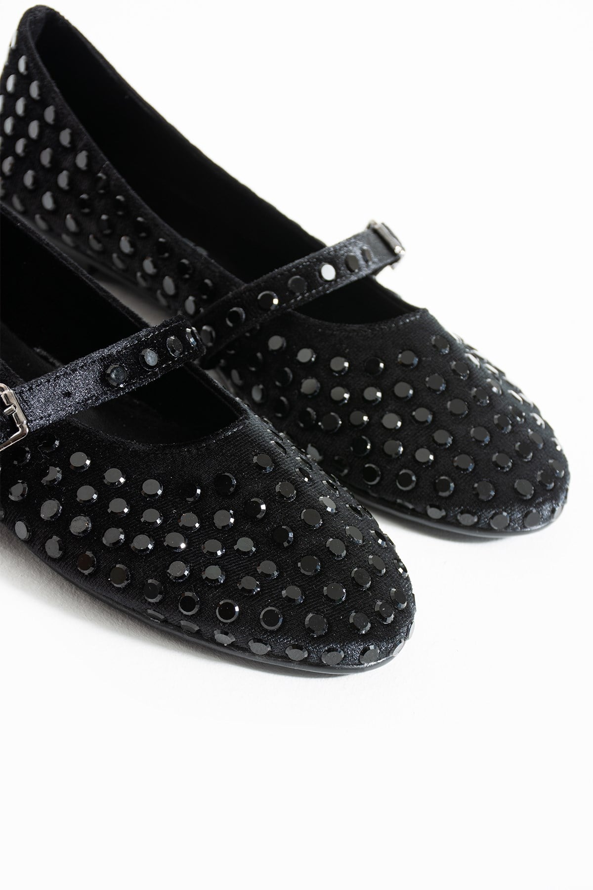 Laco Siyah Kadife Taş Detay Kemerli Kadın Babet Ayakkabı