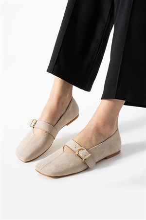 Dopmi Bej Süet Köşeli Kalıp Kemer Detay Kadın Babet Ayakkabı