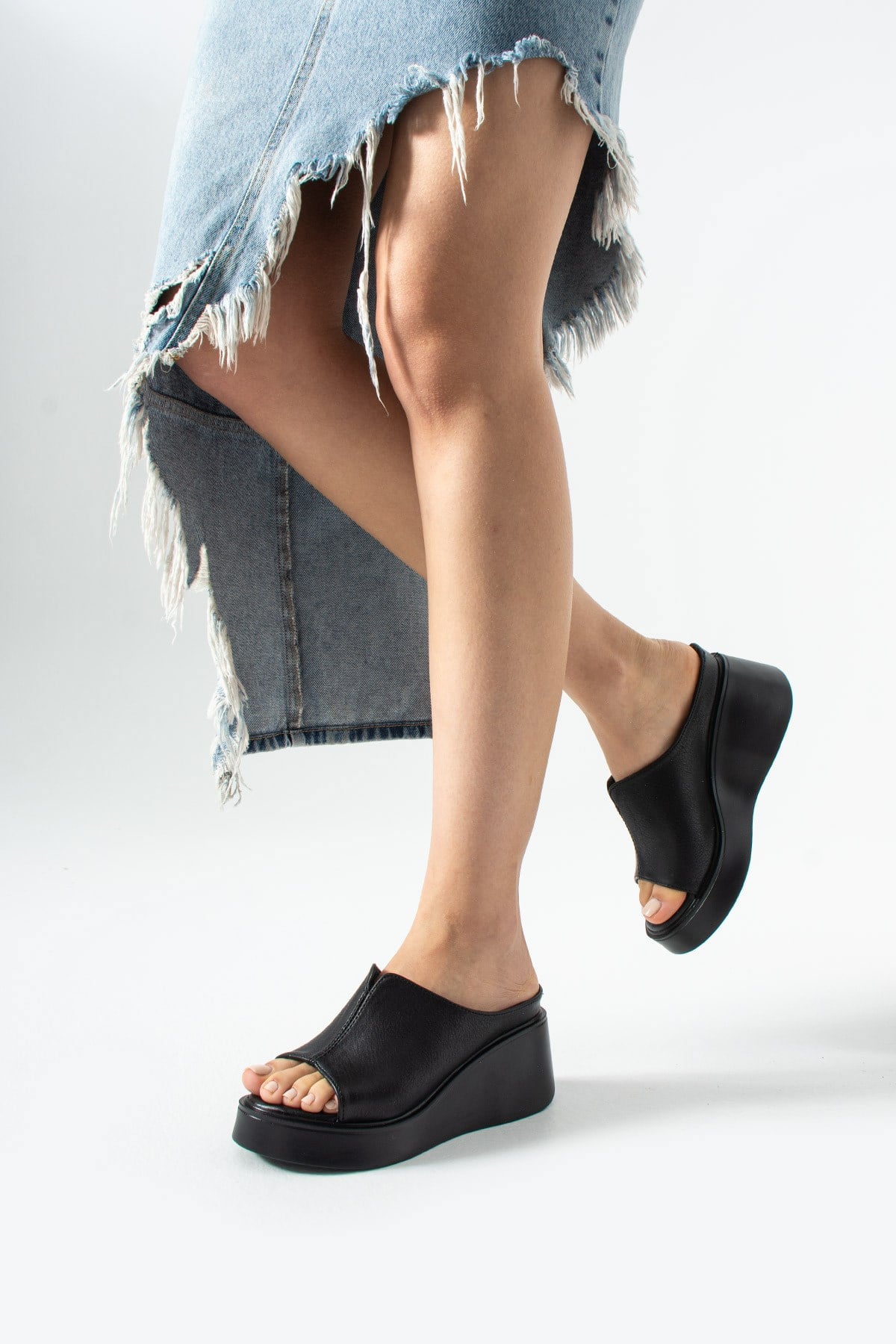 Orvella Siyah Tek Bant Dolgu Taban Kadın Terlik