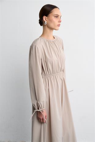 BELİ BÜZGÜLÜ ELBİSE BEJ