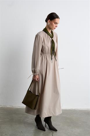 BELİ BÜZGÜLÜ ELBİSE BEJ