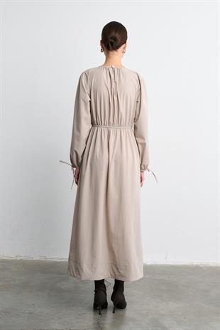 BELİ BÜZGÜLÜ ELBİSE BEJ