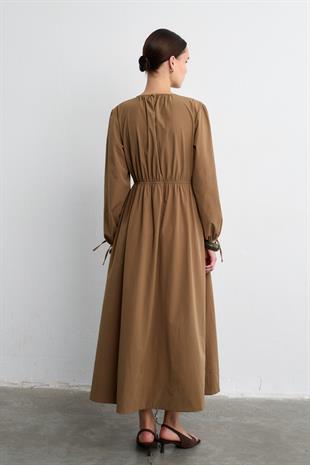 BELİ BÜZGÜLÜ ELBİSE NUDE