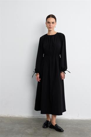 BELİ BÜZGÜLÜ ELBİSE SİYAH