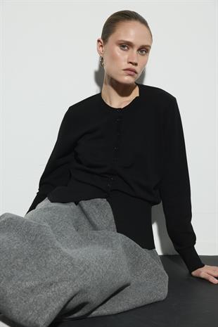 BELİ OTURTMALI TRİKO HIRKA SİYAH