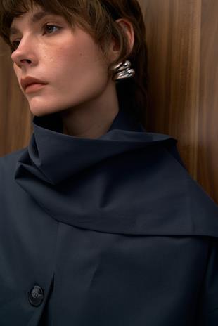 ÇIKARILABİLİR ATKILI TRENÇKOT İNDİGO