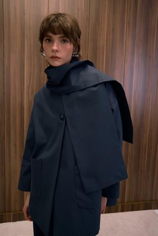 ÇIKARILABİLİR ATKILI TRENÇKOT İNDİGO