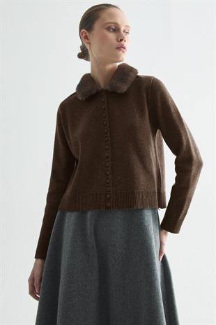 ÇIKARILABİLİR KÜRK DETAYLI TRİKO HIRKA ACI KAHVE