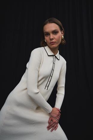 DÜĞMELİ TRİKO ELBİSE EKRU