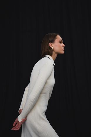 DÜĞMELİ TRİKO ELBİSE EKRU