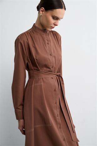 KONTRAST DİKİŞLİ ELBİSE TABA