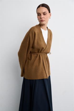 KUŞAKLI KRUVAZE TRİKO HIRKA TABA