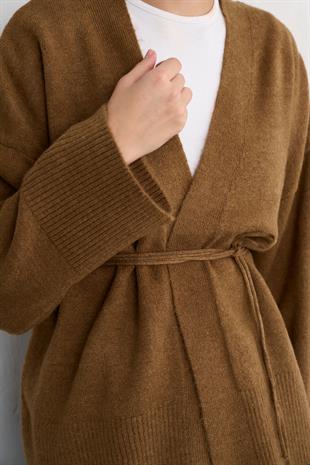 KUŞAKLI KRUVAZE TRİKO HIRKA TABA