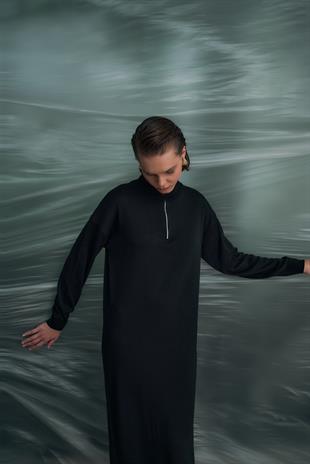 SİYAH DİK YAKA FERMUARLI TRİKO ELBİSE