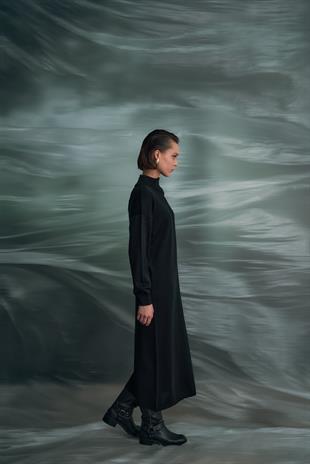 SİYAH DİK YAKA FERMUARLI TRİKO ELBİSE