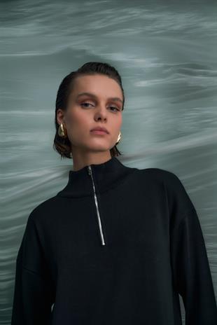 SİYAH DİK YAKA FERMUARLI TRİKO ELBİSE