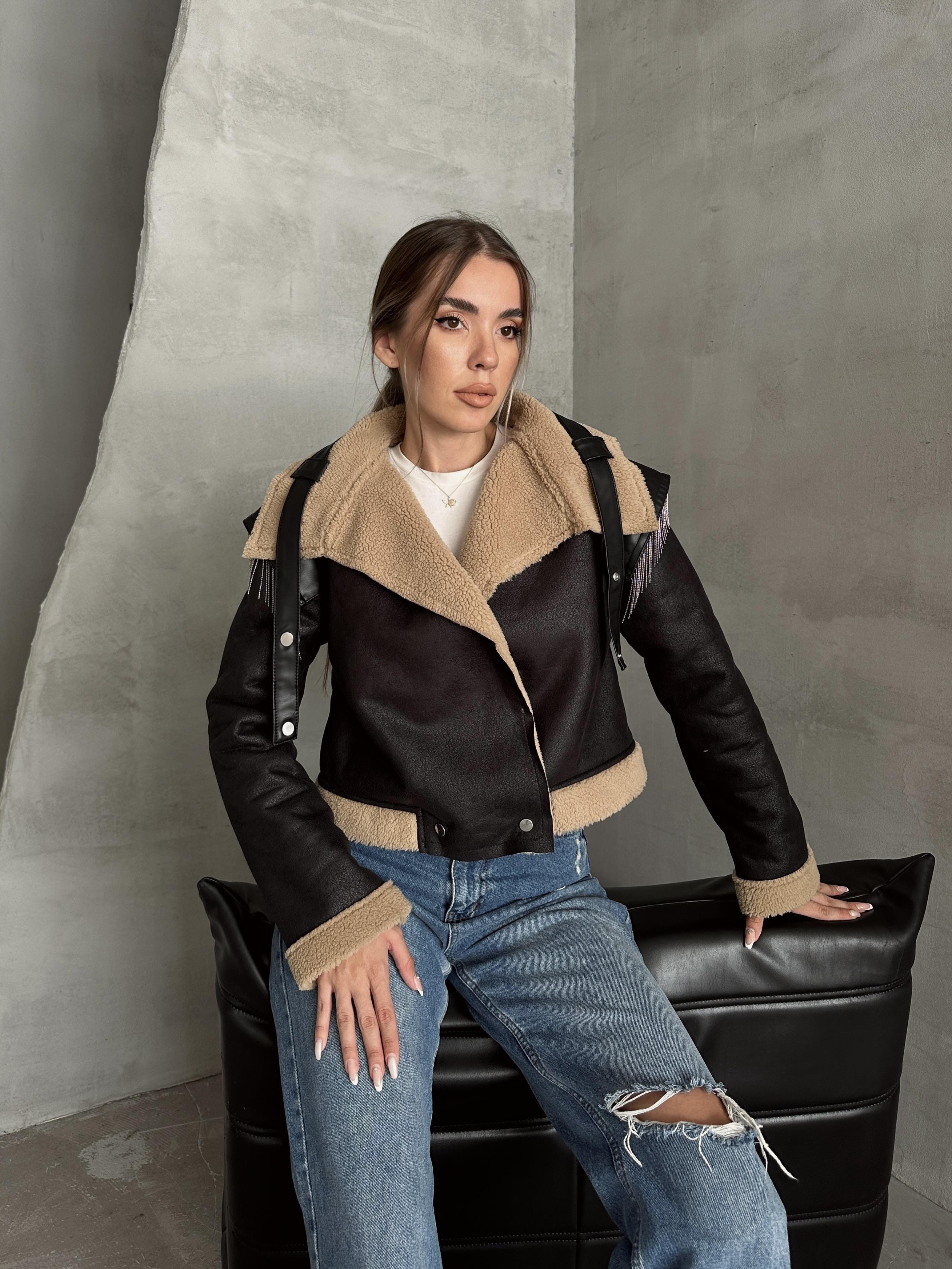Peluşlu Zincir Detaylı Deri Mont Camel