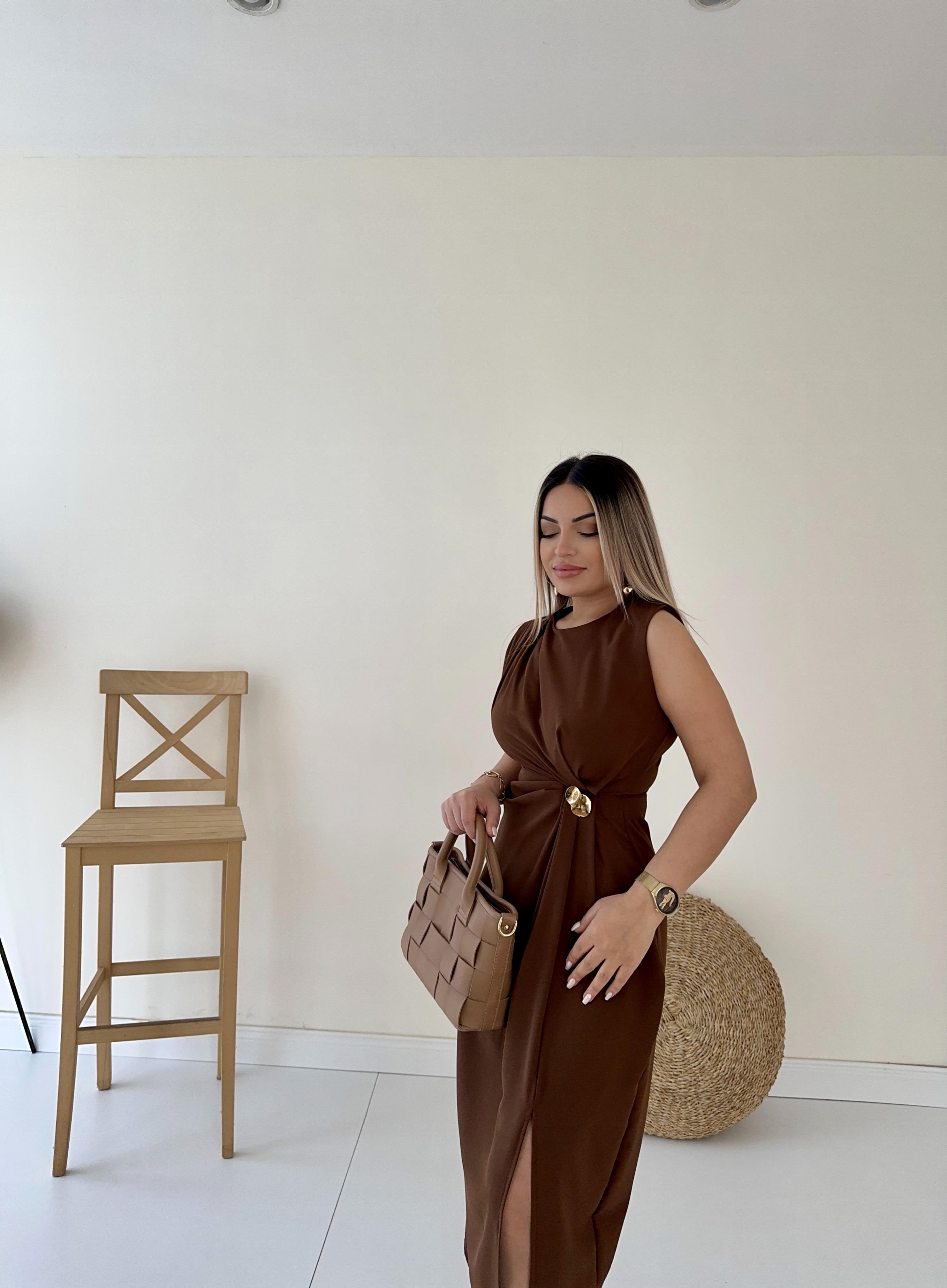 Broş Detaylı Yırtmaçlı Midi Şık Elbise Kahverengi