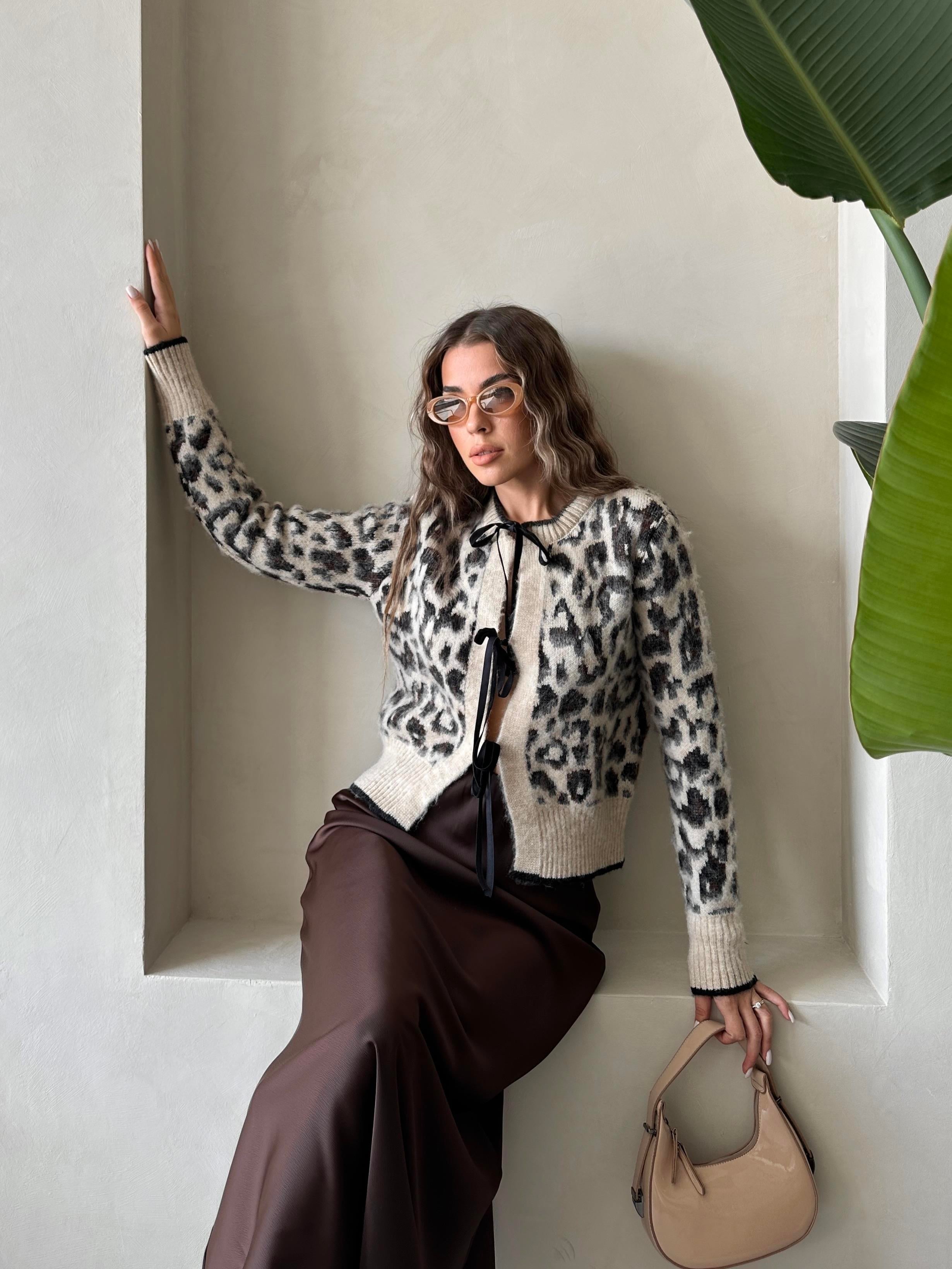 Önü Bağcıklı Leopar Hırka Bej