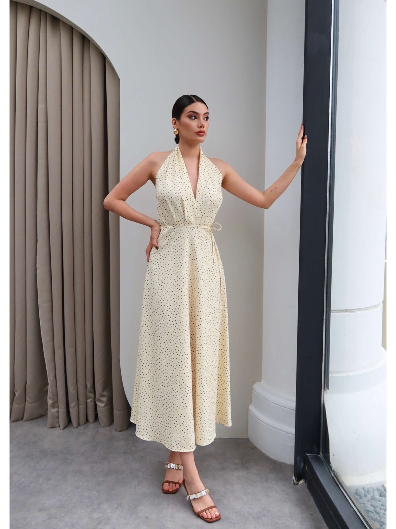 Halter Yaka Kuşaklı Midi Elbise