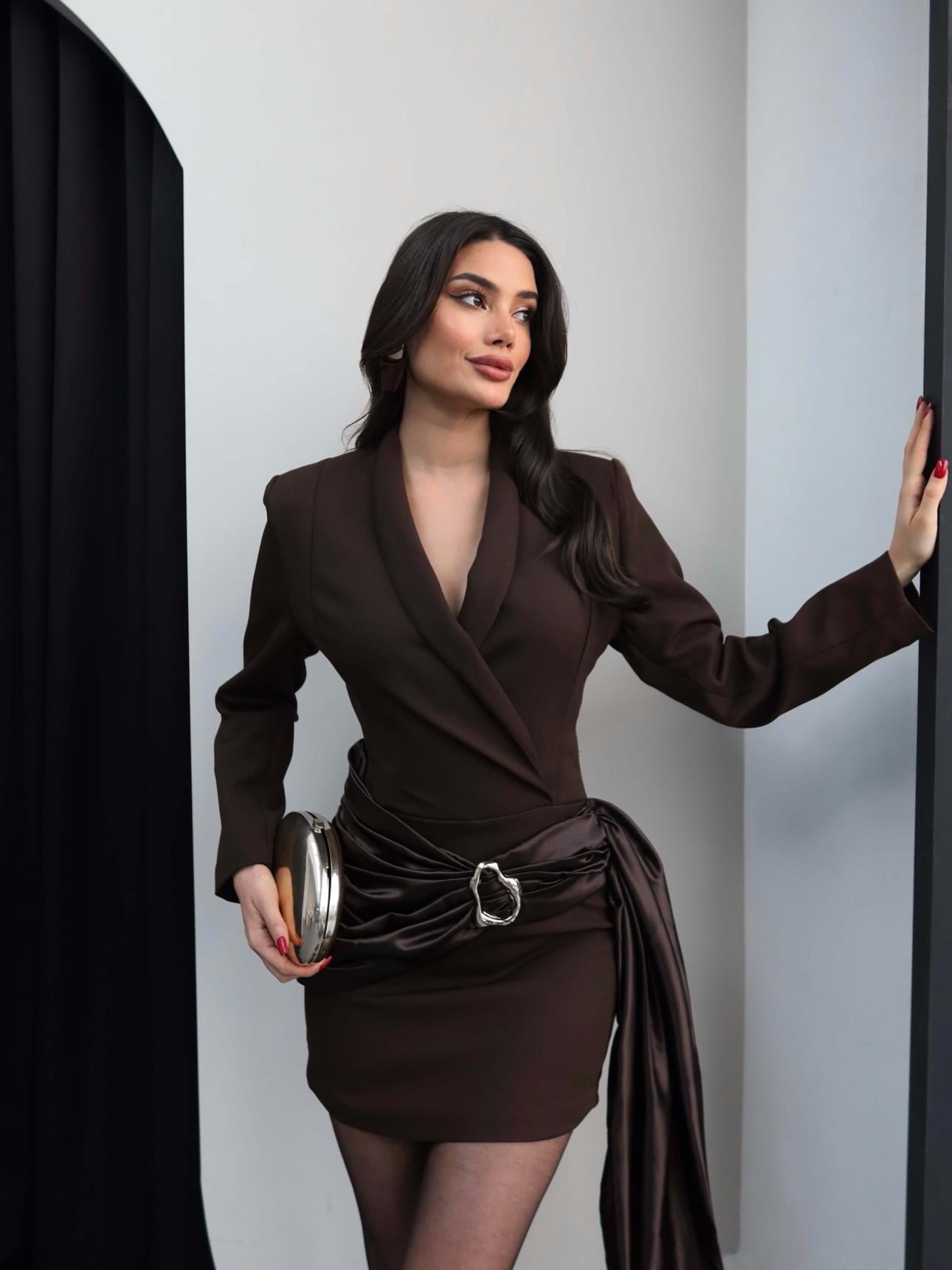 Kruvaze Yaka Tokalı Mini Elbise