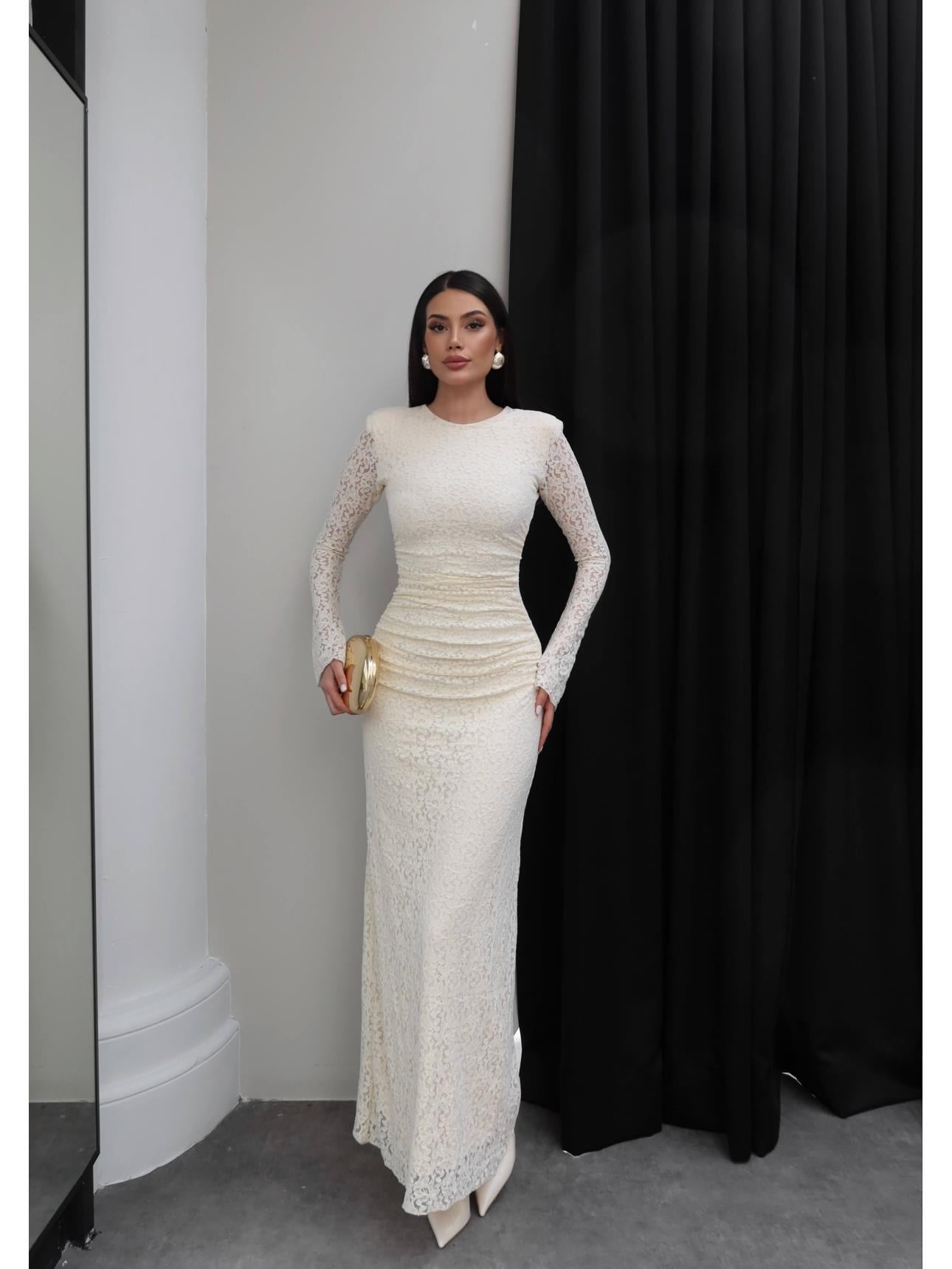 Omuz Vatkalı Uzun Dantel Elbise