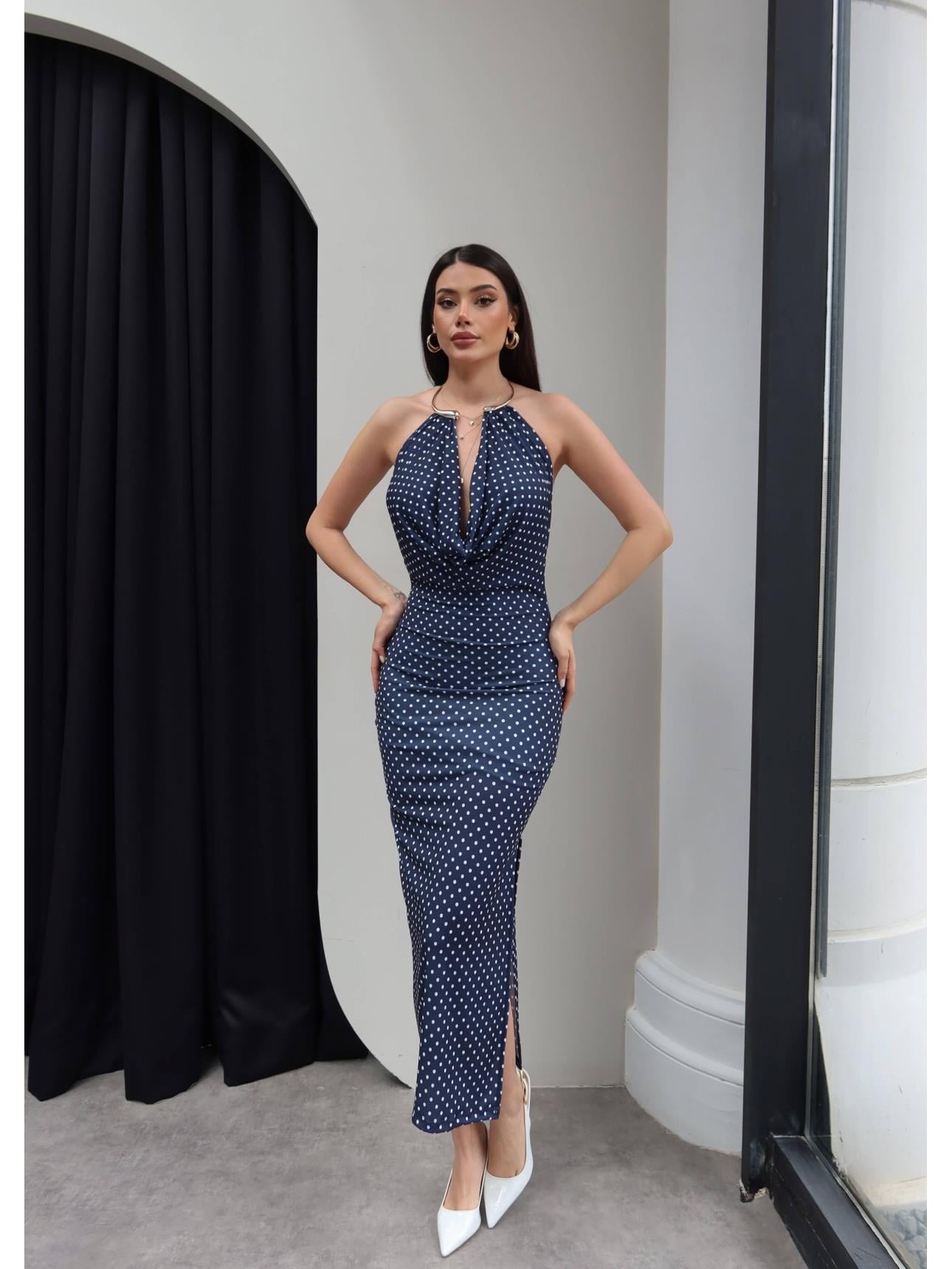 Puantiyeli Halter Yaka Yırtmaçlı Midi Elbise