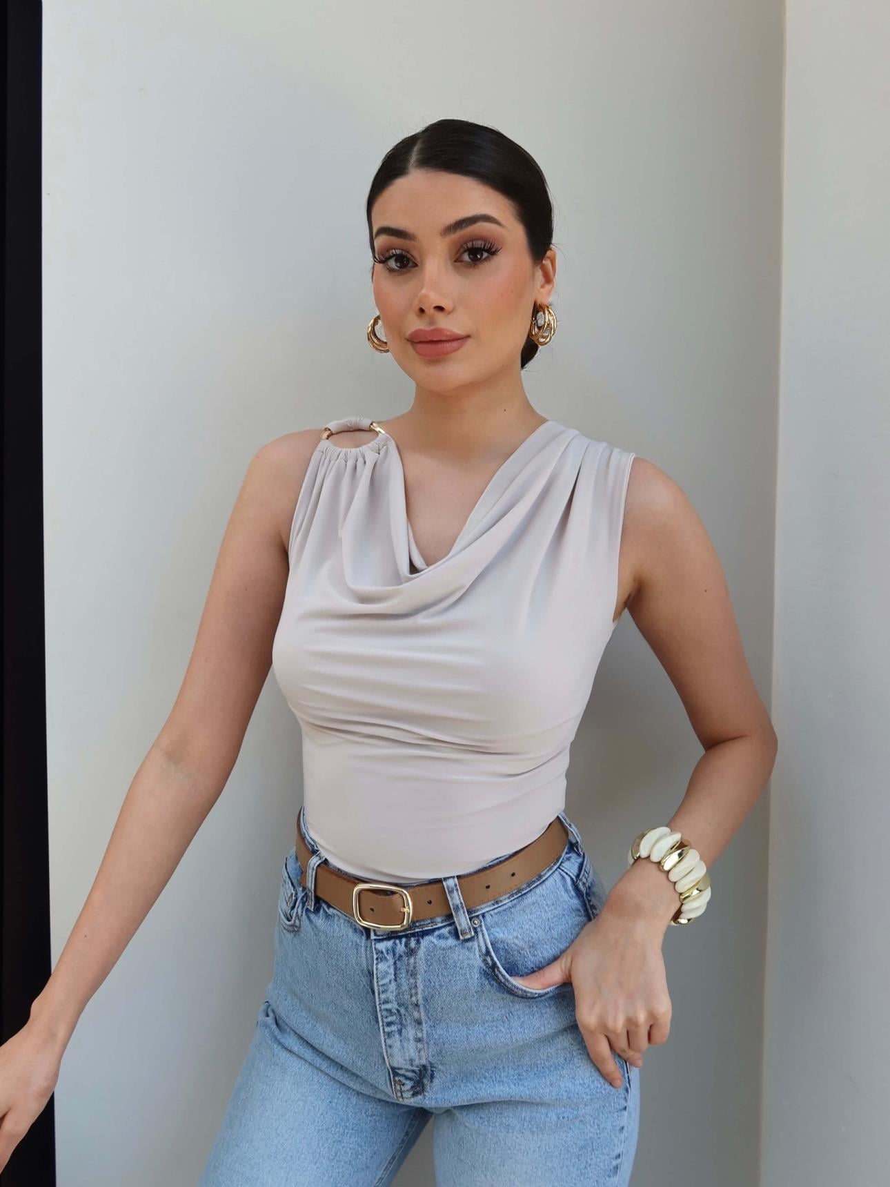 Sıfır Kol Tokalı Degaje Yaka Bluz