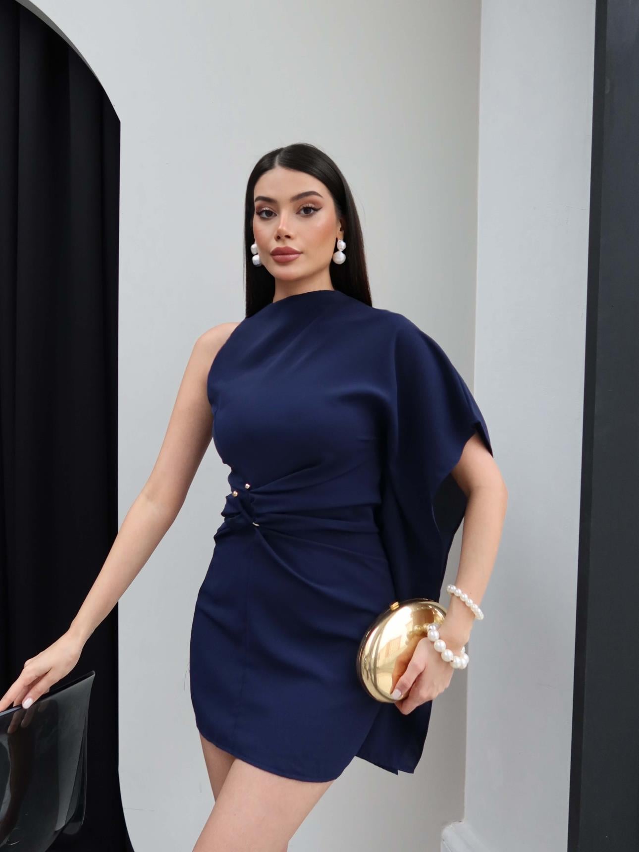 Toka Detay Tek Kol Dökümlü Mini Elbise
