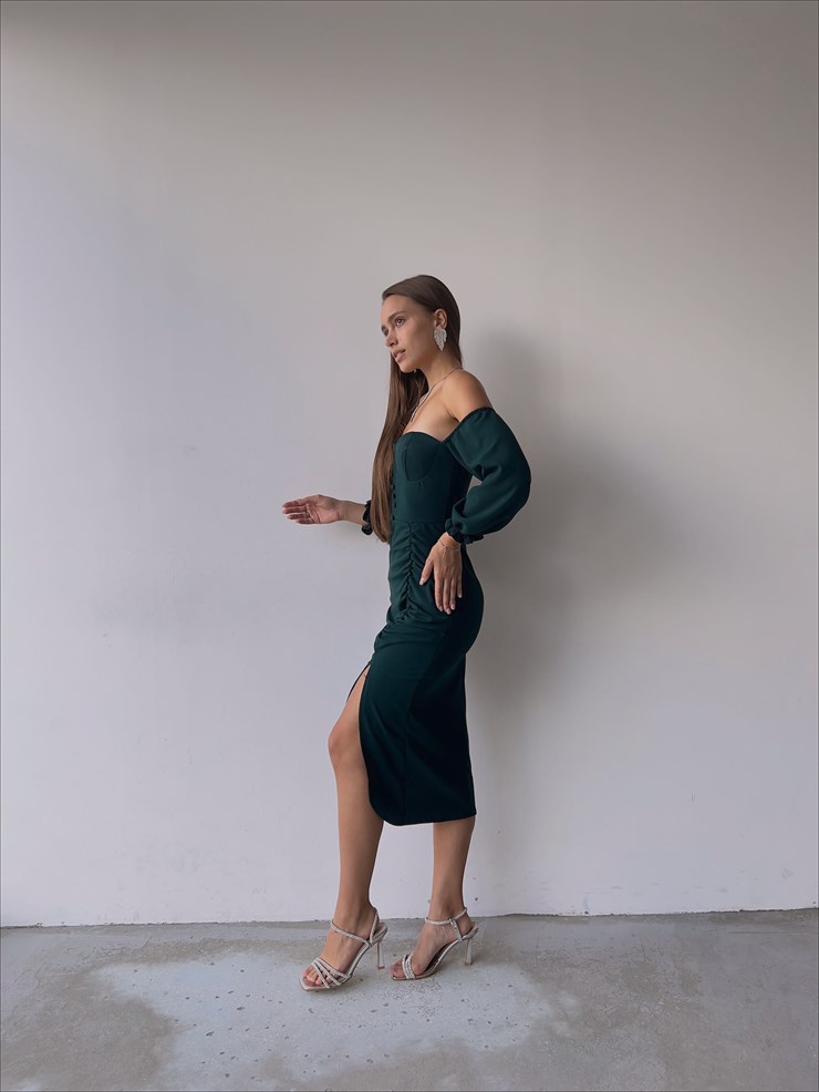 	Göğüs Dekolteli Önü Düğme Detaylı Etek Kısmı Yırtmaçlı Varro Kadın Zümrüt Midi Boy Elbise 23K000109