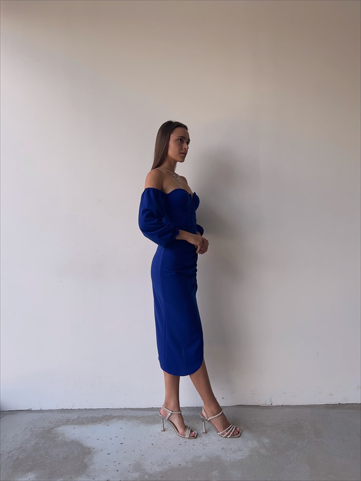 	Göğüs Dekolteli Önü Düğme Detaylı Etek Kısmı Yırtmaçlı Varro Kadın Saks Midi Boy Elbise 23K000109