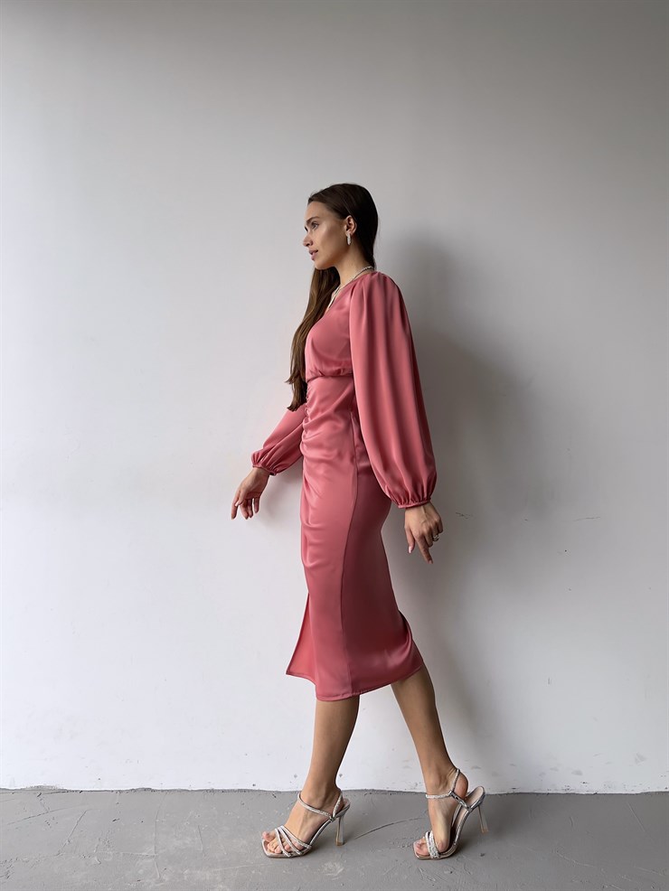 	Saten Midi Önden Büzgülü Ve Yırtmaçlı Christina Kadın Pudra Elbise 22K000547