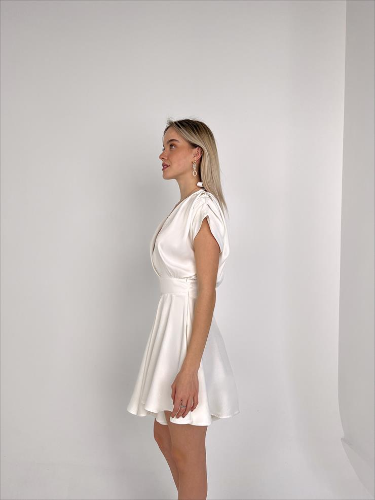 Kruvaze Yaka Belden Oturtmalı Sırt Dekolteli Abelya Kadın Ekru Saten Mini Şort Tulum 23Y000131