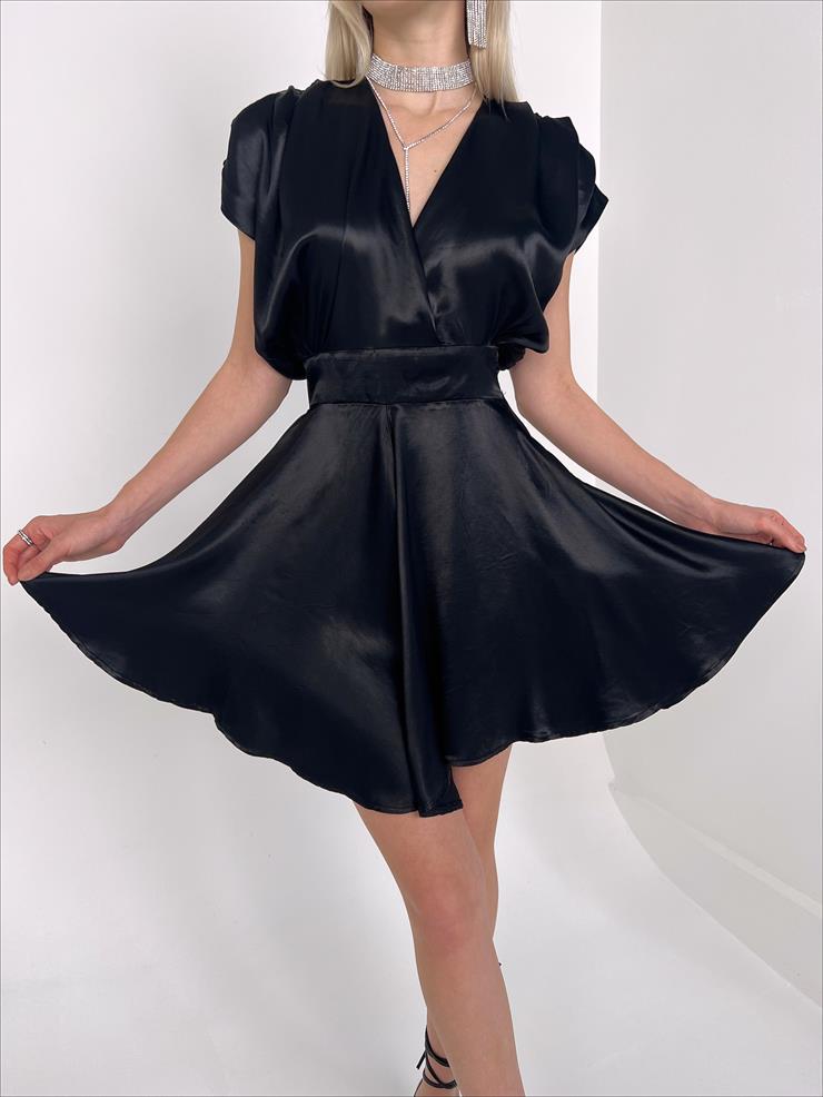 Kruvaze Yaka Belden Oturtmalı Sırt Dekolteli Abelya Kadın Siyah Saten Mini Şort Tulum 23Y000131