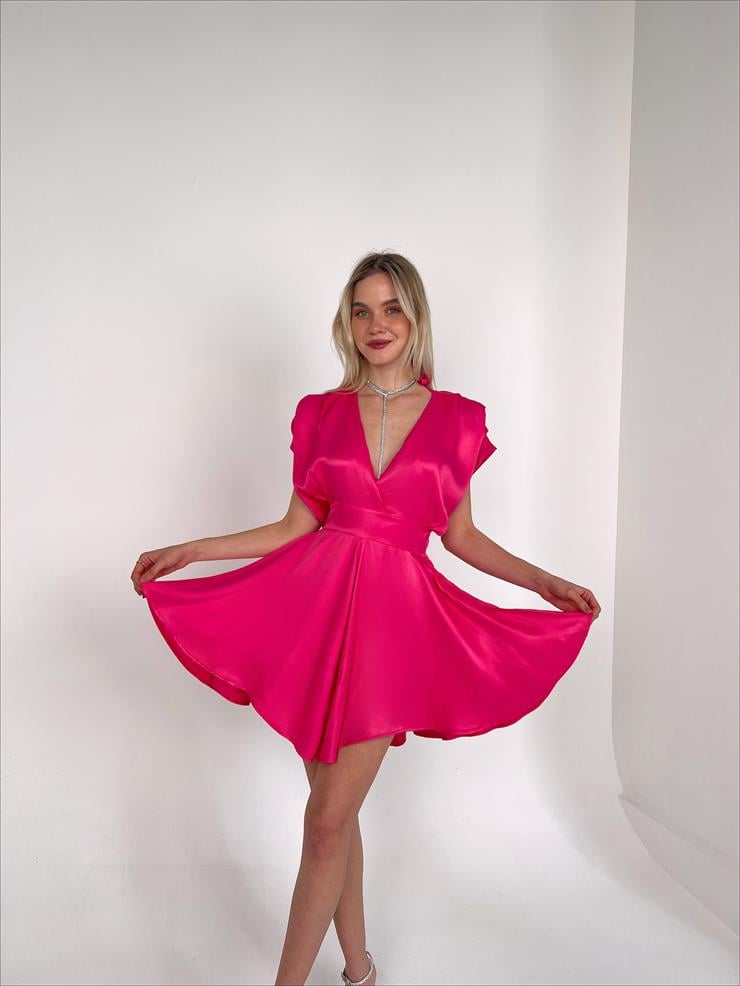 Kruvaze Yaka Belden Oturtmalı Sırt Dekolteli Abelya Kadın Fuşya Saten Mini Şort Tulum 23Y000131