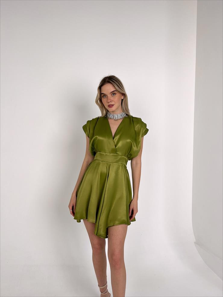 Kruvaze Yaka Belden Oturtmalı Sırt Dekolteli Abelya Kadın Haki Saten Mini Şort Tulum 23Y000131