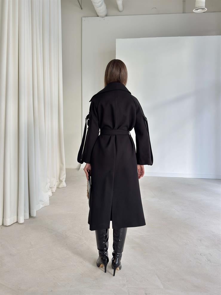 Geniş Yaka Kemerli Adel Siyah Kadın Kaban 26K002