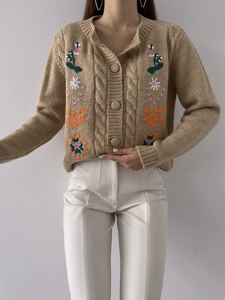 Çiçek Desenli Bisiklet Yaka Ön Düğme Kapamalı Alana Kadın Camel Hırka 23K000289