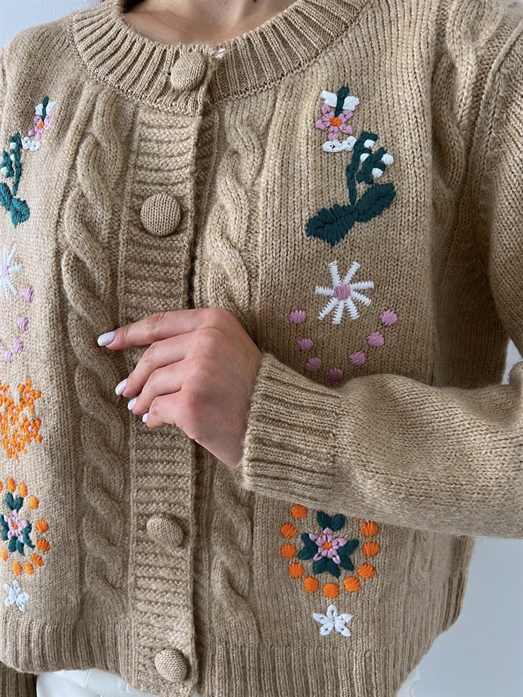 Çiçek Desenli Bisiklet Yaka Ön Düğme Kapamalı Alana Kadın Camel Hırka 23K000289