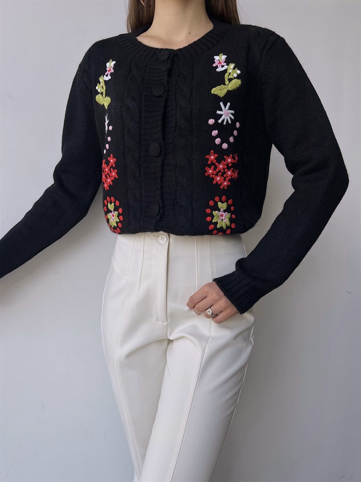 Çiçek Desenli Bisiklet Yaka Ön Düğme Kapamalı Alana Kadın Siyah Hırka 23K000289