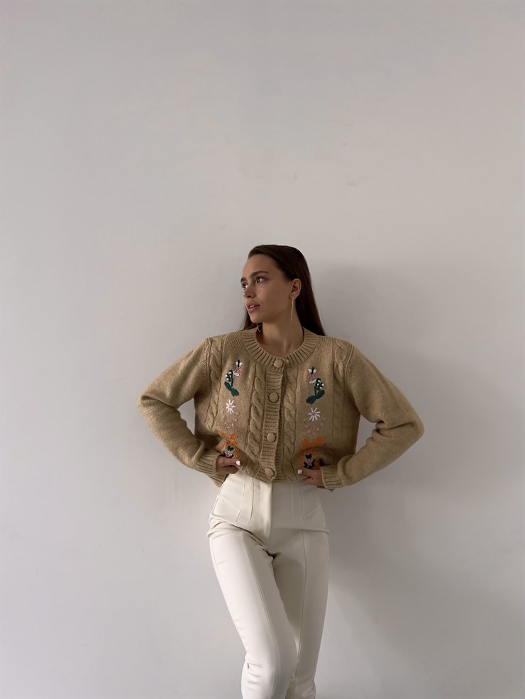 Çiçek Desenli Bisiklet Yaka Ön Düğme Kapamalı Alana Kadın Camel Hırka 23K000289