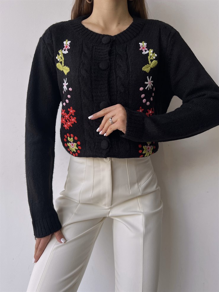 Çiçek Desenli Bisiklet Yaka Ön Düğme Kapamalı Alana Kadın Siyah Hırka 23K000289